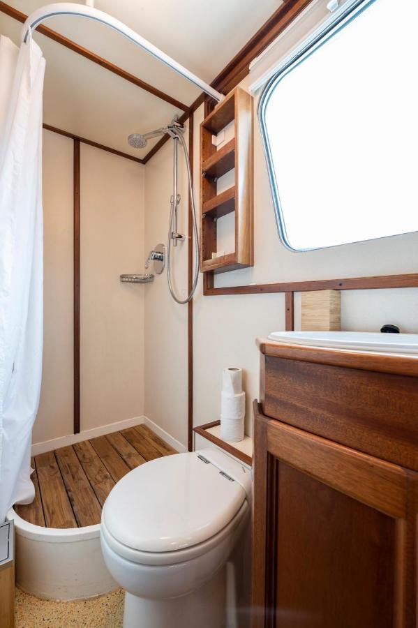 Luxury Boat Hotel Сант Адриа де Бесос Екстериор снимка