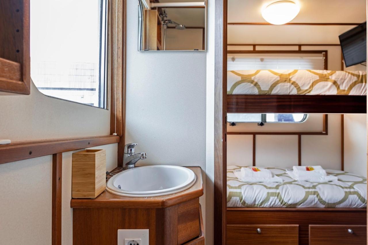 Luxury Boat Hotel Сант Адриа де Бесос Екстериор снимка